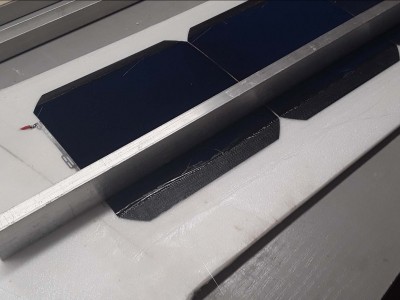 Bar holds the rear of the solar cells down to fix trailing edge glass cloth fixing.
