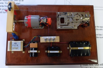 The Futaba F327R was part of the purchased equipment. It has a relay output which is perfect for switching the 6V power supply to the Marx Richard motor. This receiver requires a 9V power supply.