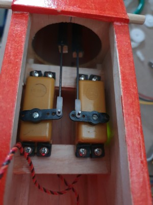 Here is a  view of the  servo installation, 2 original Kraft with a modern servo amplifier.