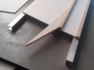 The wing is constructed on aluminium bars which hold it straight and keep the skins together with clothes pegs.