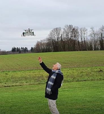 Pierre-Yves demonstrates the approved stance for receiving an X-Vert descending vertically