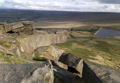 Zoom in on the overhanging rock....<br /><br />... wasn't me guv!